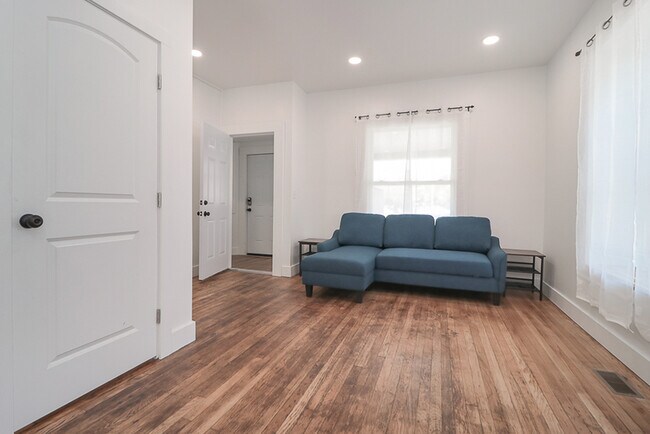 Building Photo - 10630 Lee Ave