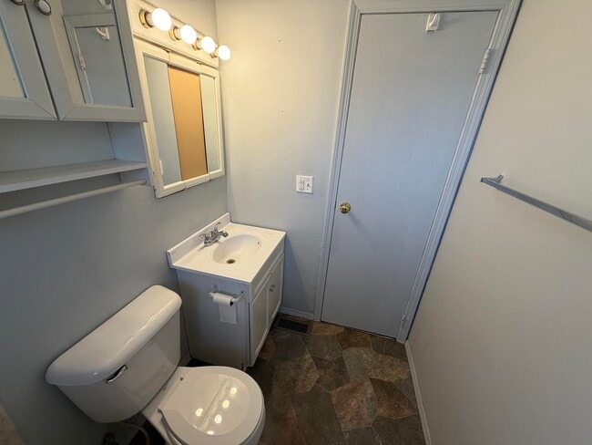 Building Photo - 1605 Crestview-