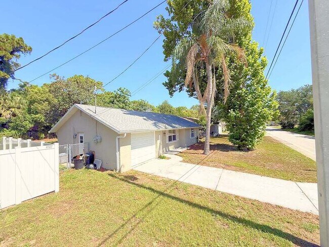 Building Photo - 15839 Villa Dr