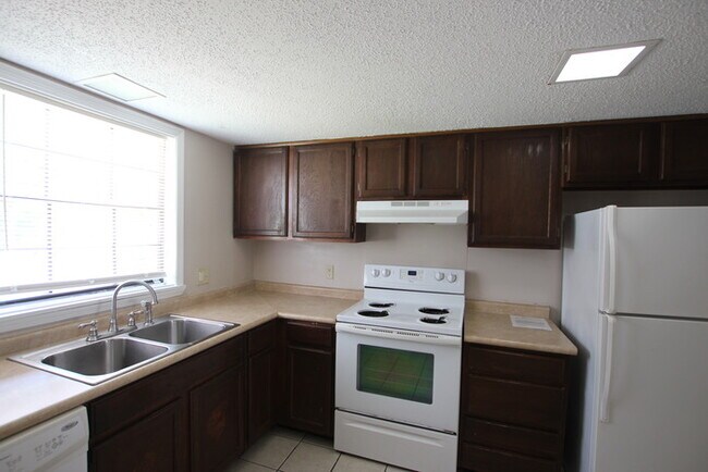 Building Photo - Available Now! Beautiful 3 bedroom 1.5 bat...