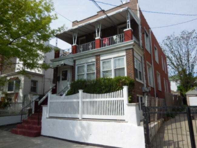 Building Photo - 835 E 231st St