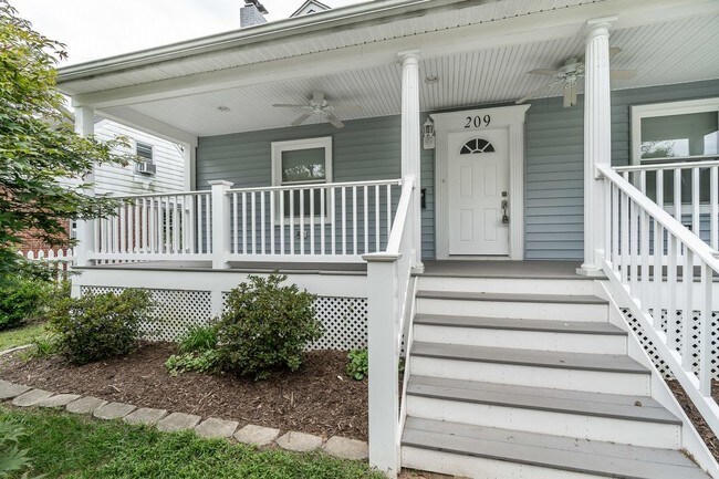 Foto del edificio - Lovely Craftsman Style Home For Rent