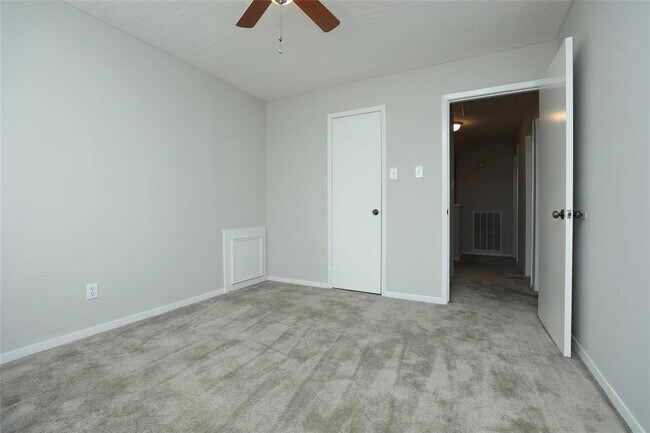 Foto del edificio - 15414 Willow River Dr
