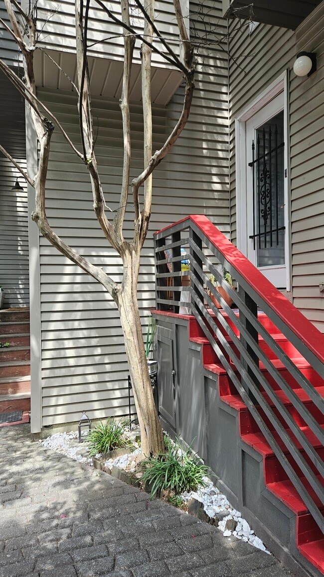 Building Photo - 415 W 7th St