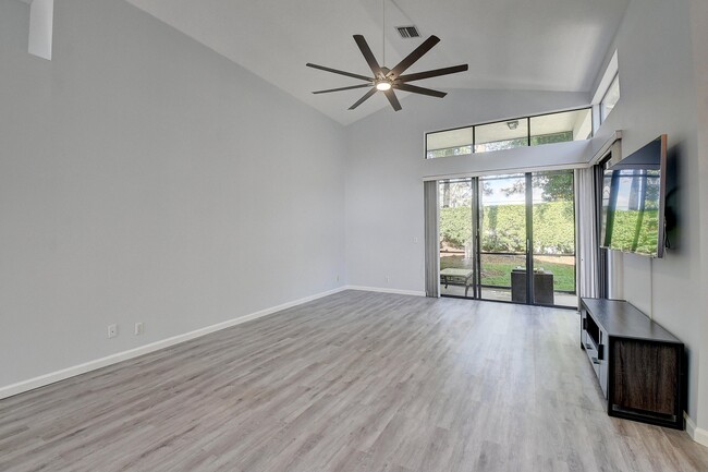 Foto del edificio - 10201 Lexington Lakes Blvd N