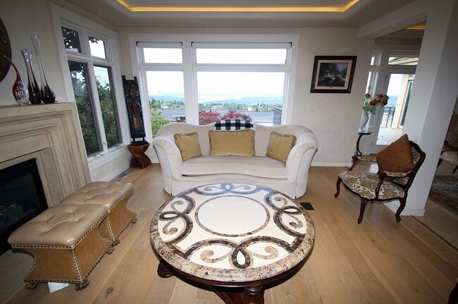 Building Photo - LUXURY 4 BEDROOM BELLEVUE HOME IN ‘THE SUM...