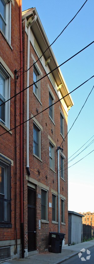 Building Photo - 1537 Pleasant St