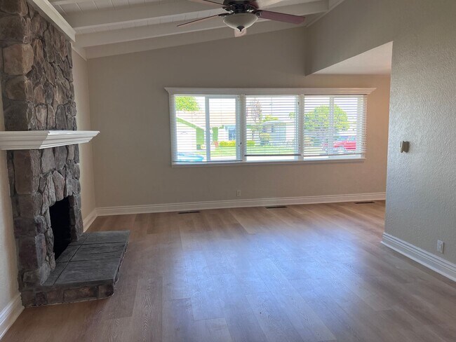 Foto del edificio - BEAUTIFUL RANCH STYLE HOME IN DESIREABLE SAN LORENZO, FRONT & BACK YARDS, SPACIOUS AND BRIGHT!!!