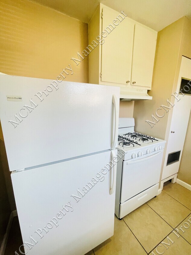 6621 Kitchen - 6621 Whitsett Ave
