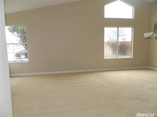 Foto del edificio - Huge 3 Bedroom 2.5 Bath Corner Lot Home fo...
