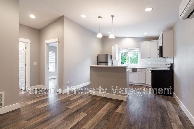 Photo - 209 W 30th St