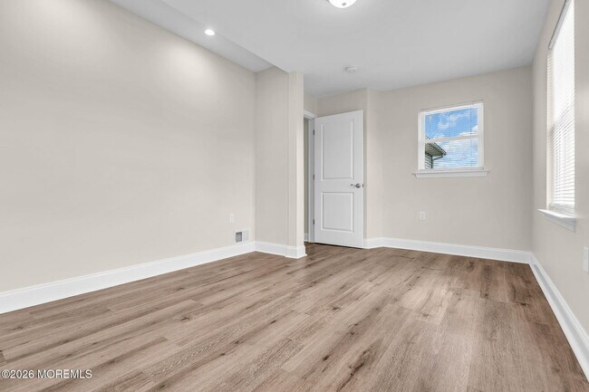 Foto del edificio - 48 Flint Rd