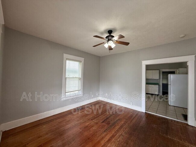 Building Photo - 820 S New Ave