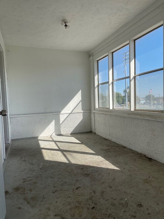 Building Photo - Spacious 3 bedroom in Triplex Available now!!