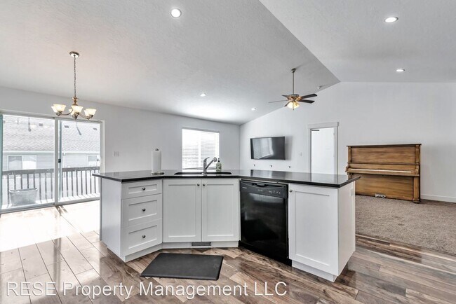 Foto del edificio - 6 br, 3 bath House - 153 N 150 W