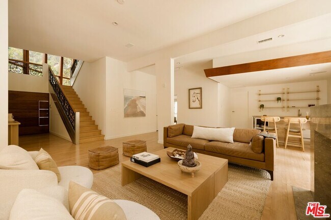 Foto del edificio - 3600 Mandeville Canyon Rd