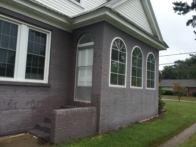 Building Photo - Home Available for June!
