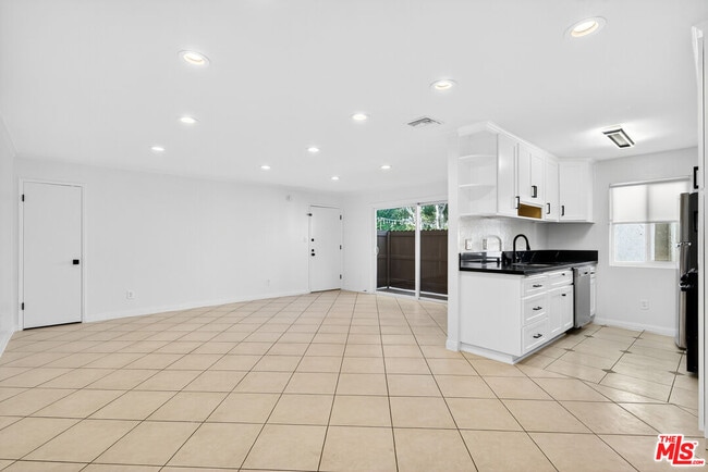 Building Photo - 5252 Coldwater Canyon Ave