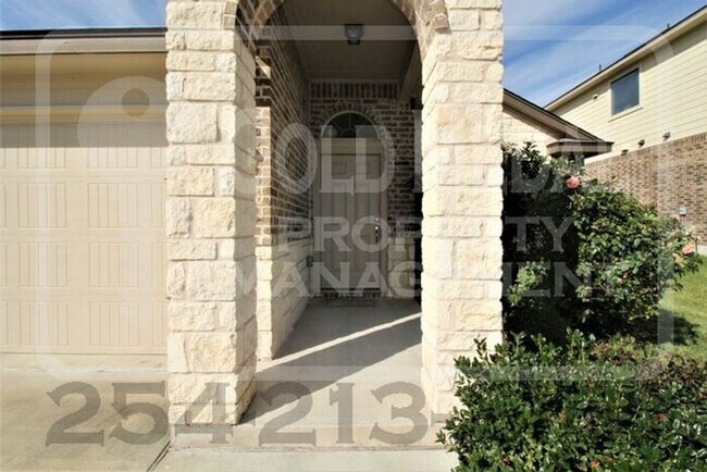 Foto del edificio - Beautiful 3-bedroom, 2-bathroom home with a 2-car garage now available for rent!