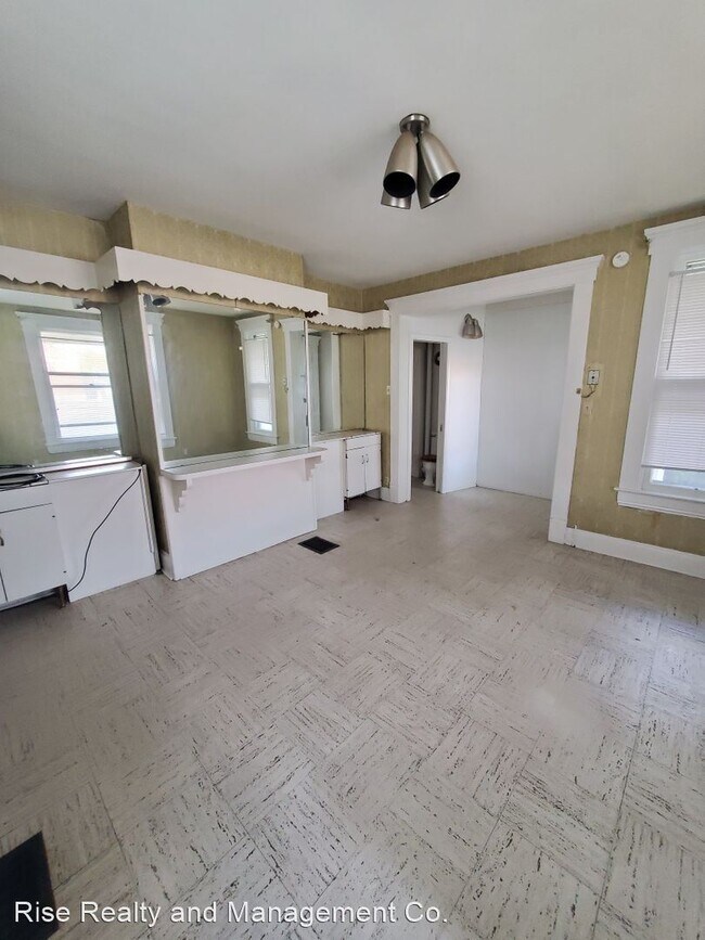 Building Photo - 3 br, 1.5 bath House - 840 E. Main St