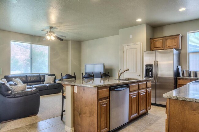 Foto del edificio - Beautiful Coral Canyon Home