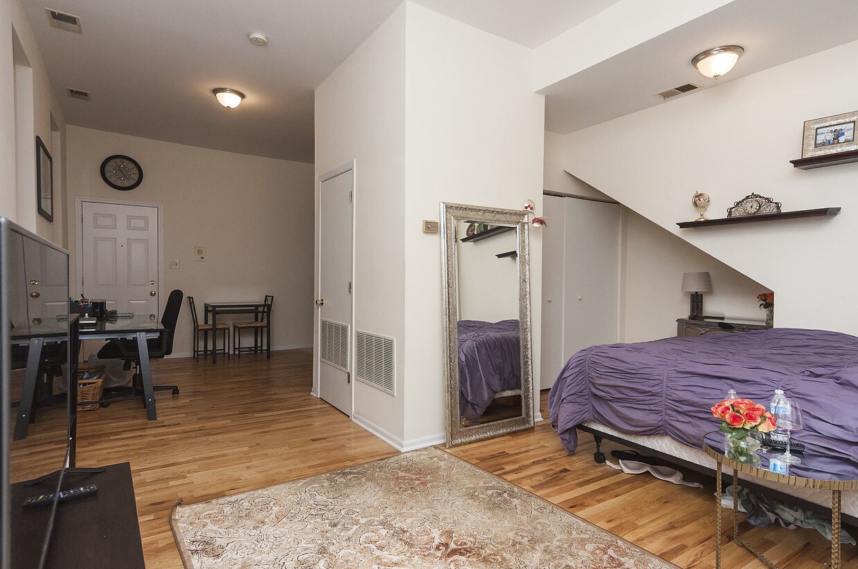 Primary Photo - 1230 N Greenview Ave