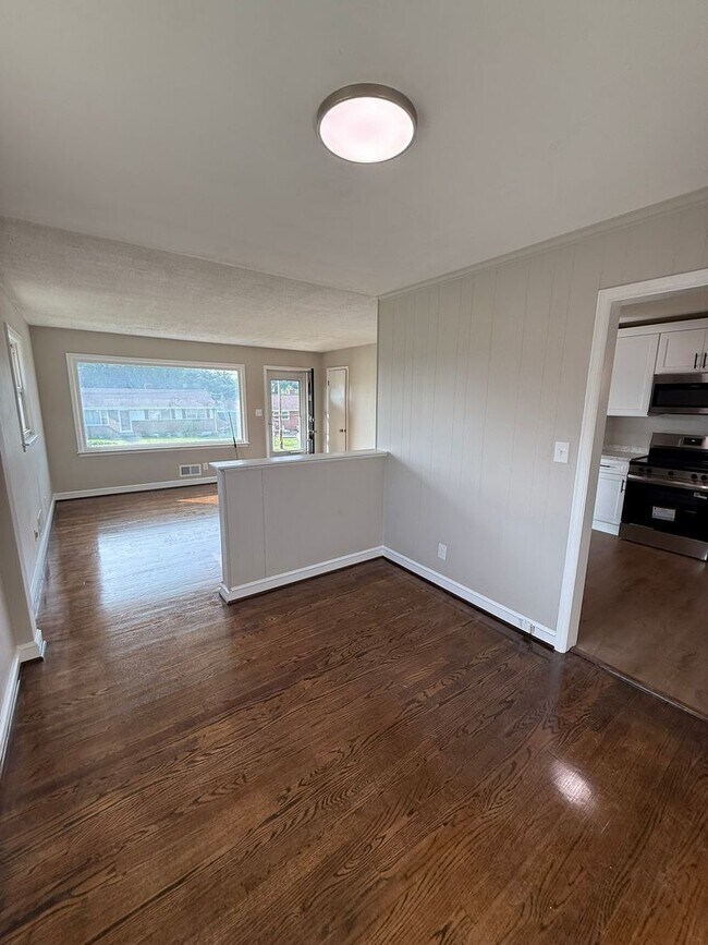 Foto del edificio - Newly updated 3 bedroom 1 bath with hardwo...