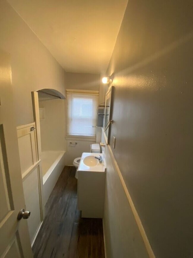 Foto del edificio - Huge 3 bedroom Accepting Section 8- NO DEPOSIT
