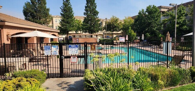 Foto del edificio - Now Available – Freshly Updated 2-Bedroom,...