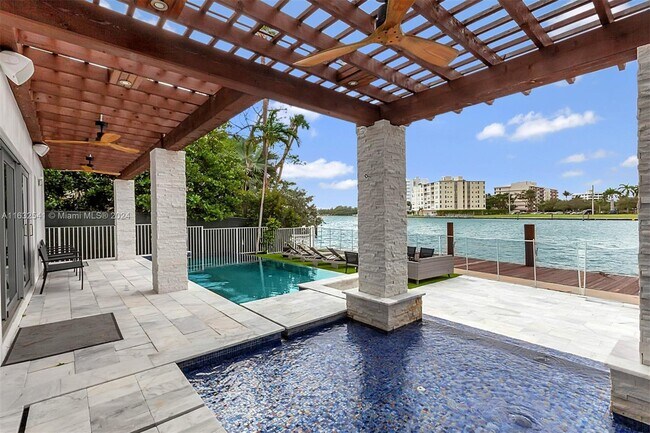 Foto del edificio - 9380 Bay Dr