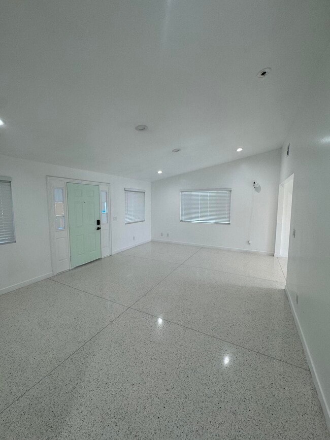 Foto del edificio - 66384 First St