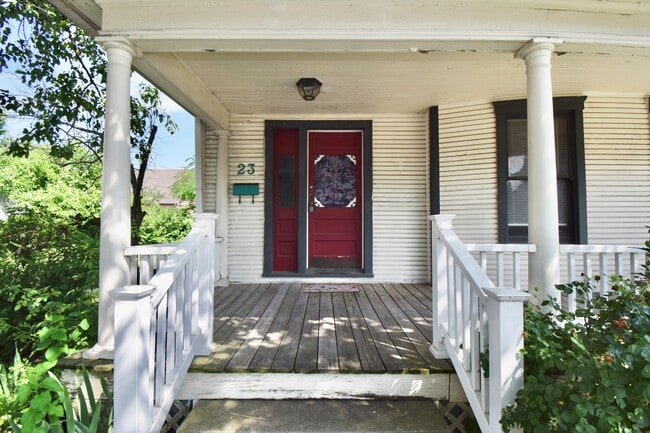 Building Photo - 23 E Parkwood Dr