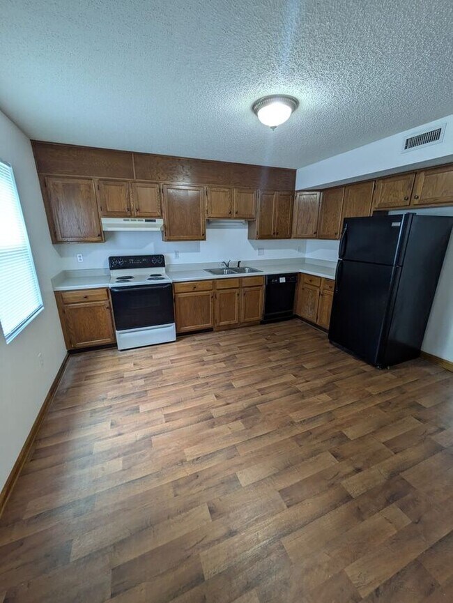 Building Photo - 2BD/1.5BA Unit at Pinecrest Apartments in ...
