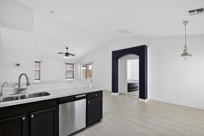 Foto del edificio - 6550 S 44th Ave