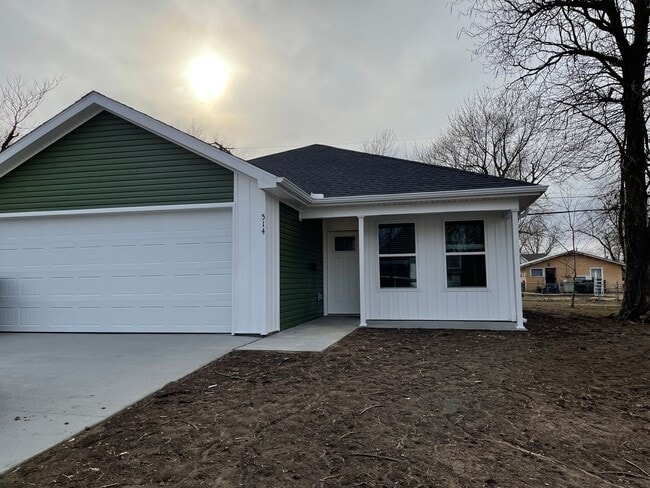 Building Photo - Welcome to this beautiful: 3 Bedroom/ 2 Ba...
