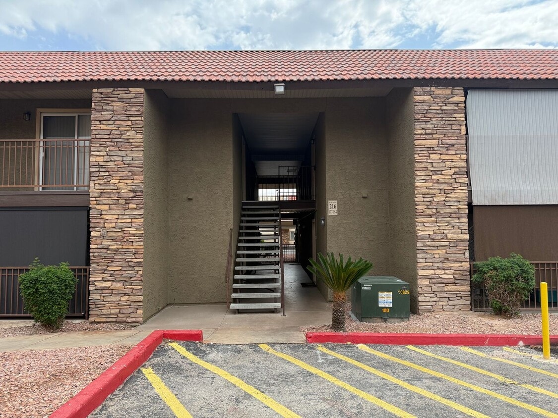 Foto principal - Upstairs unit at Bella Vita Guard-Gated Co...