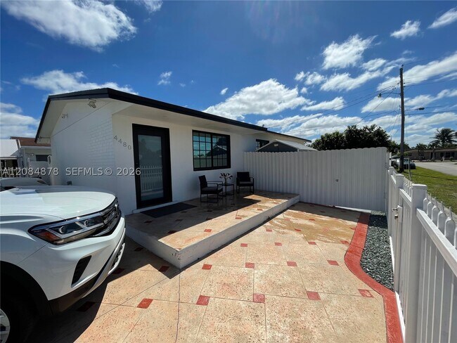 Foto del edificio - 4480 NW 170th St