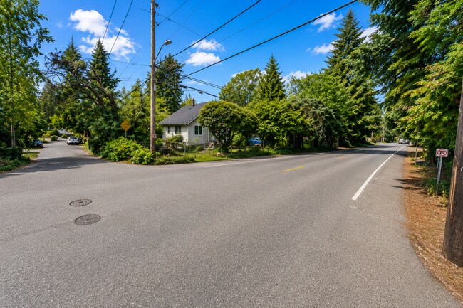 Foto del edificio - Spacious 4BD/3BA with Fenced Yard & Front Porch in North Seattle!