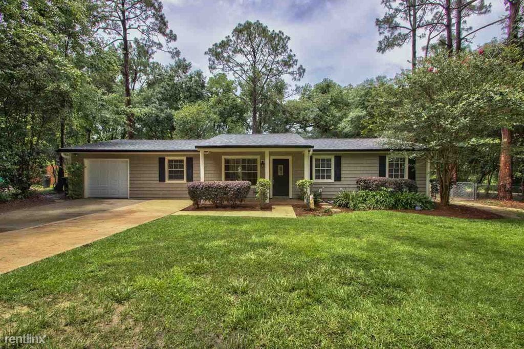 Primary Photo - Beautiful 3/2 single family home