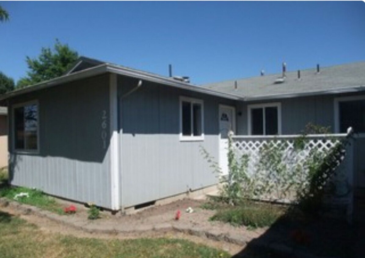 Primary Photo - 2 bedroom duplex, 1 bath duplex