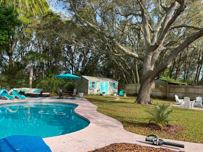 Piscina, cobertizo de almacenamiento y zona de fogata iluminada. - 716 S 15th St