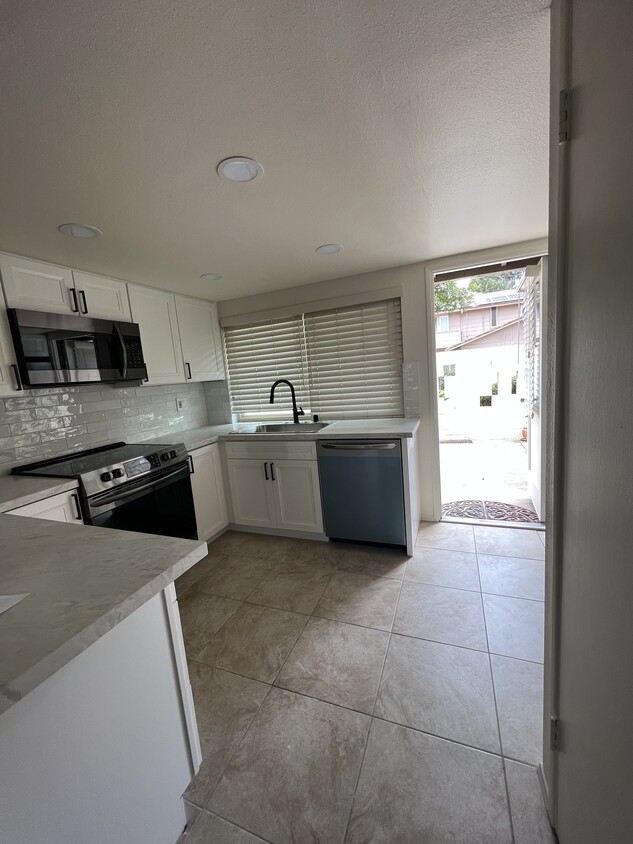 New renovated kitchen - 600 Sheffield Ct