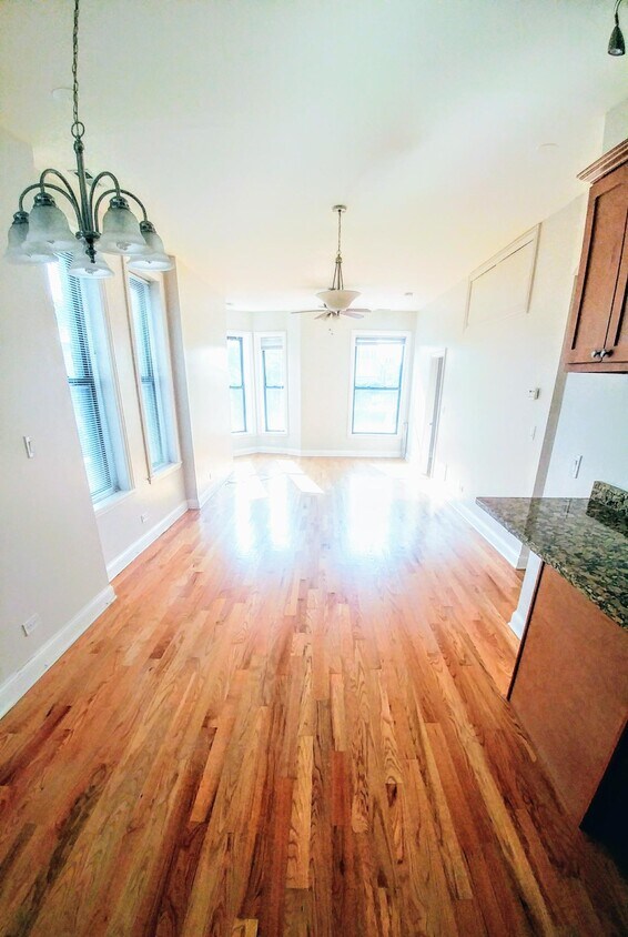 Primary Photo - 733 N Leavitt St
