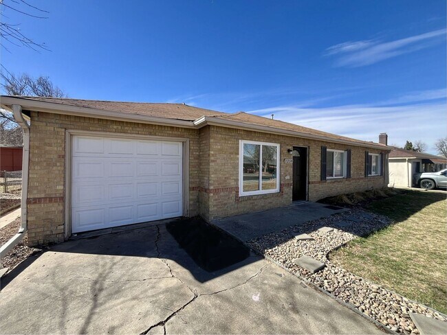 Foto del edificio - $1000 off first months rent!!  Spacious 4 bedroom 2 bath house with large backyard!