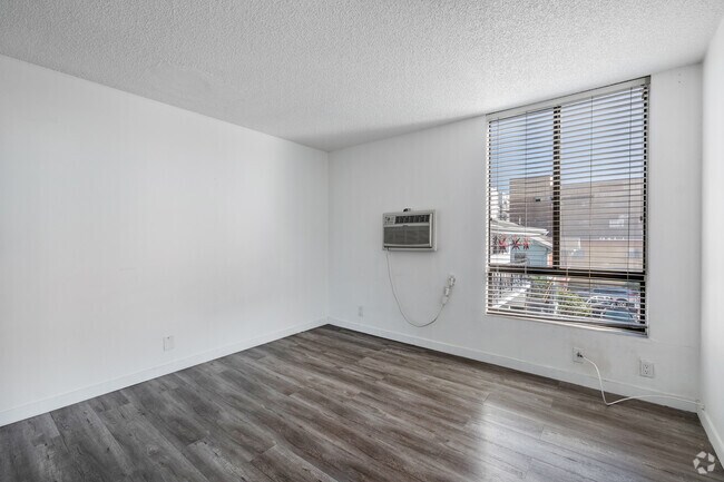 1 habitación, 1 baño - 650 pies cuadrados - Dormitorio - 5837 Virginia Ave