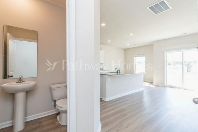 Building Photo - 102 N Sina St