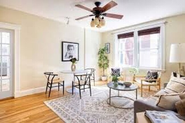 Building Photo - Luxury Apt in Perfect Brookline Location!  Laundry in Unit! Pro Managed
