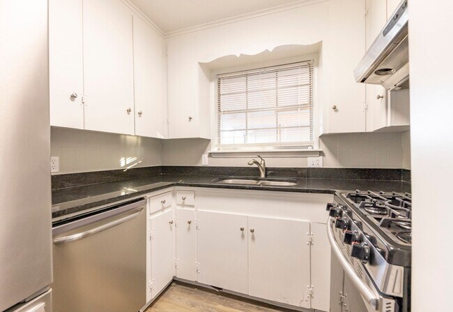 Foto del edificio - 7207 L St
