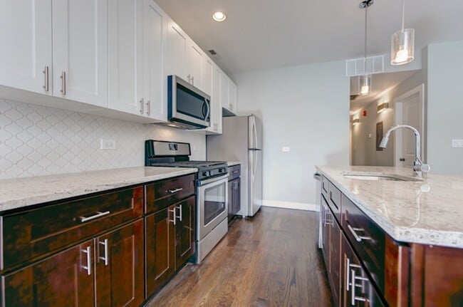 Building Photo - 3015 W Wellington Ave