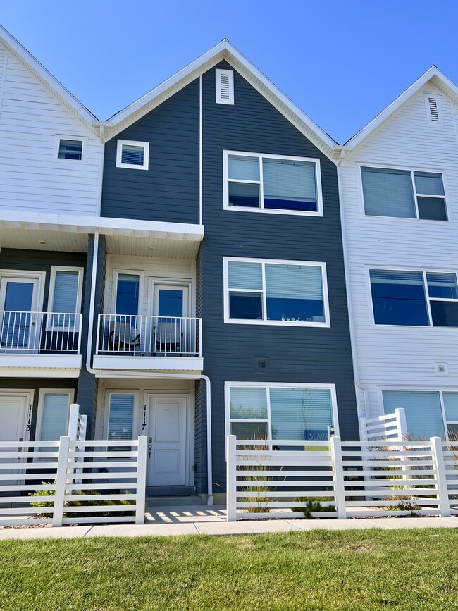 Building Photo - 1117 E Hatch Row